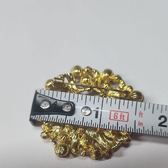 Gold Tone Red Green Clear Crystal Brooch with Wreath Design Womens Jewelry butte - Picture 2 of 6